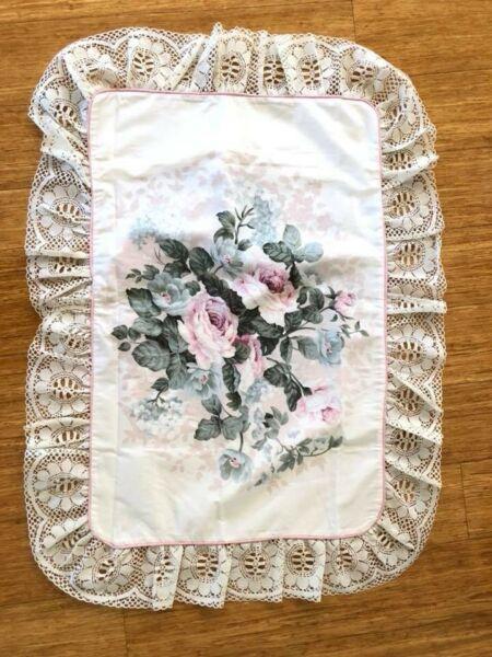 Wanted: Vintage style floral single pillow slip