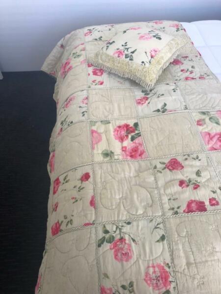 Shabby Chic Bed Throw and pillow