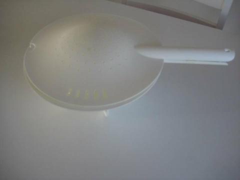 TUPPERWARE LARGE LIDDED WHITE STRAINER IN PERFECT CONDITION