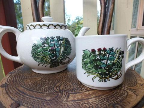 Vintage Tea Pot & 3 Cups by Taughton Vale 