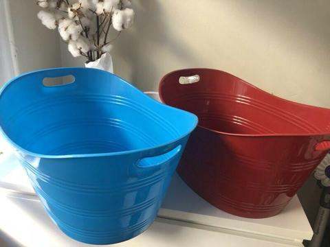 2 x plastic ice bucket tubs