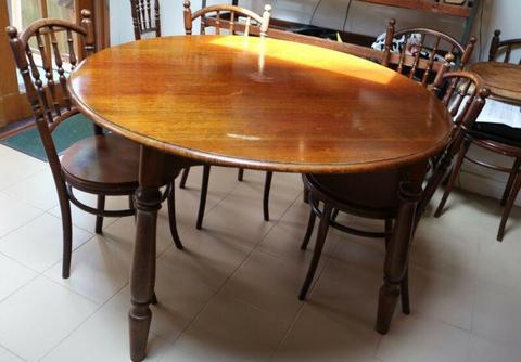 TIMBER DINING ROOM SUITE - 6 BENTWOOD CHAIRS AND ROUND TABLE