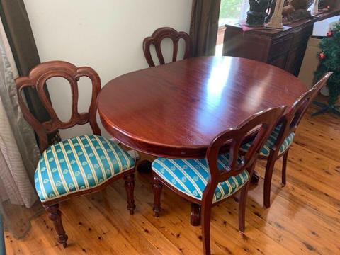 Lovely Dining table and 4 x chairs