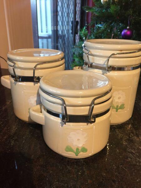 Set of 3 pretty canisters