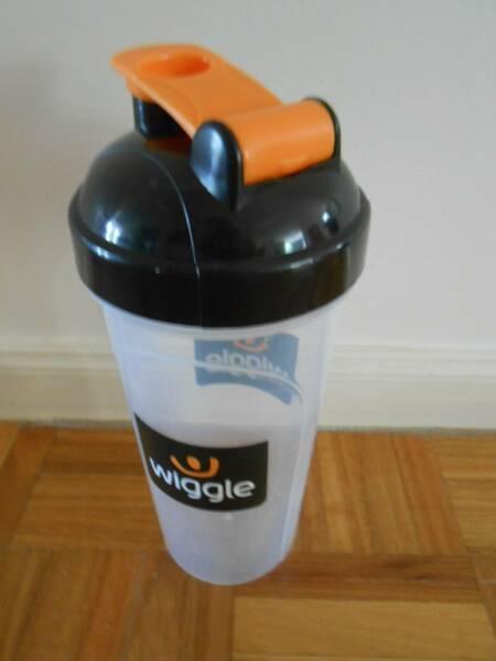 Wiggle Nutrition Shaker Bottle for mixing energy drinks NEW