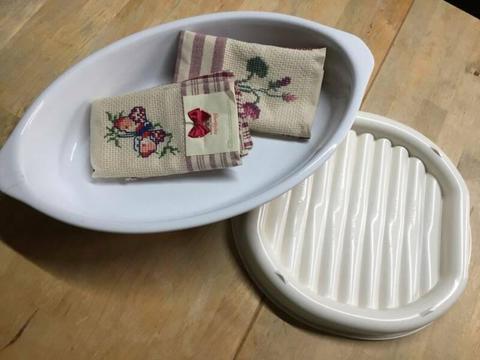 Oven dish, meat cooling rack and 2 tea towels