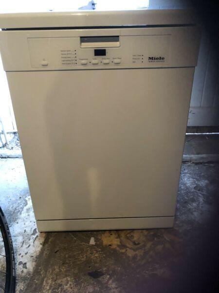 Miele white free standing dishwasher model G4220