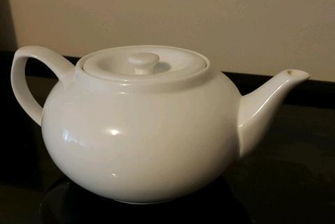 VUE White Teapot