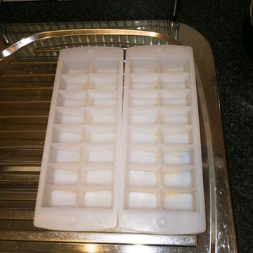 2x ice cube trays