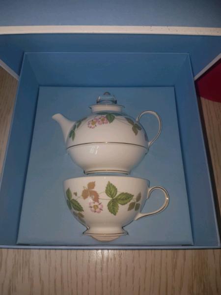 Wedgewood tea cup and teapot set