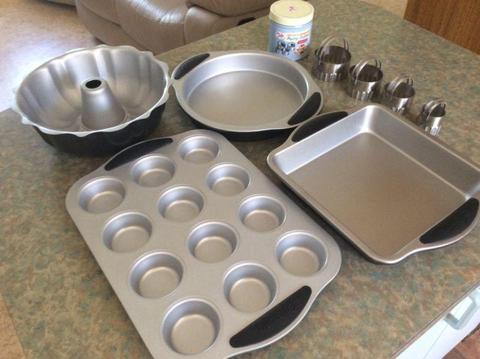 Cuisinart Non-Stick w/ Silicone Grip Bakeware Set & Pastry Cutter