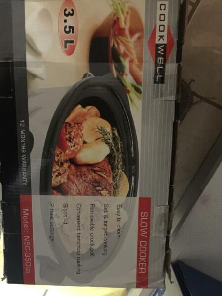 Slow cooker with savoury tray and shredder all $30 hand for winte