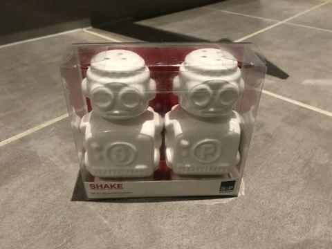 Robot salt and pepper shakers brand new