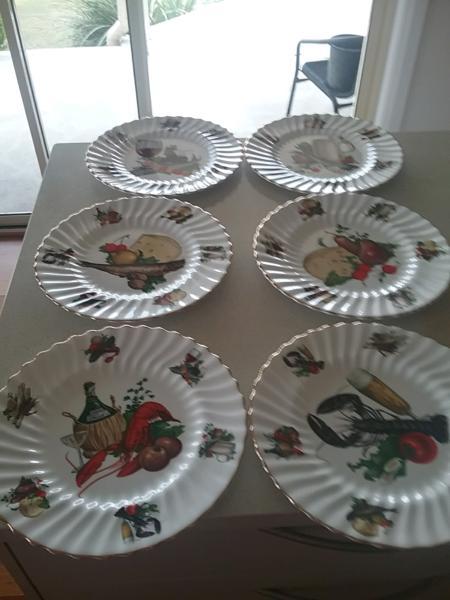 6 Lge decorative dinner plates, gold & crimped edge (27cms wide)