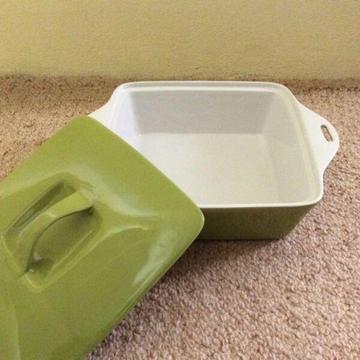 OVEN & MICROWAVE SAFE CASSEROLE DISH WITH LID