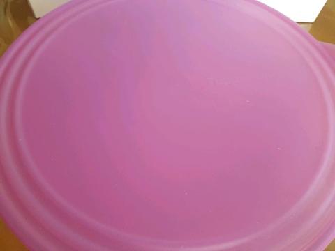 Tupperware serving bowl with lid