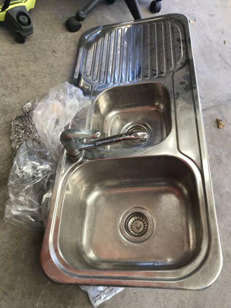 Sink kitchen all most new complete set $50