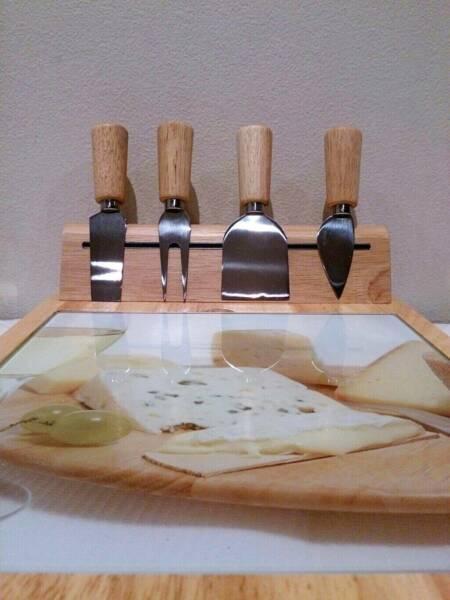 Wooden cheeseboard & cheese knives