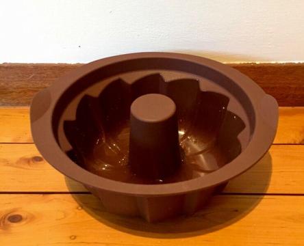 Tupperware Silicone Baking Ring in 'as new' condition
