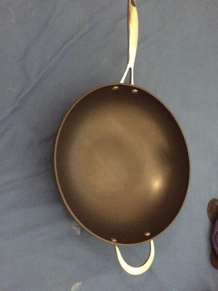 Crofton solid base wok