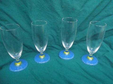 SET OF 4 GLASSES WITH FLOWER BASE (NEW IN BOX)