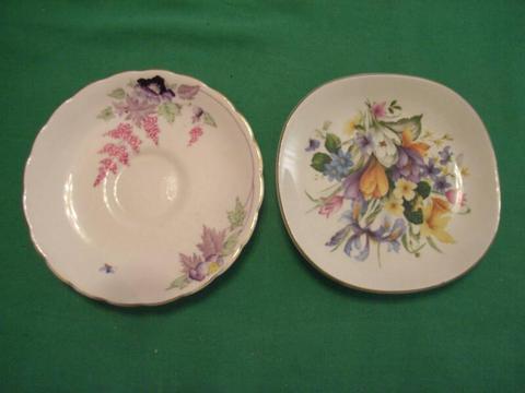 2 ENGLISH DISPLAY PLATES WITH FLORAL DESIGNS, 1 X ROUND, 1 X OVAL