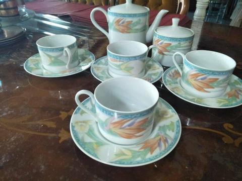 Tea set consisting of 4 cups
