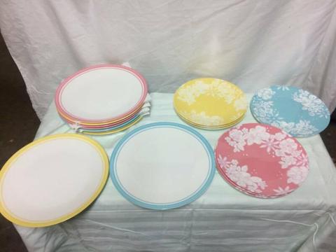 Crockery: 9 dinner plates, 9 side plates, and matching runner