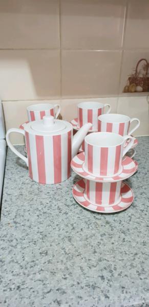 Tea pot 8 cups and saucers