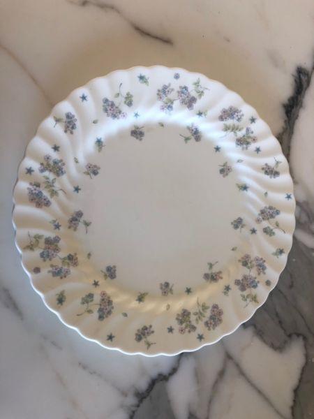 WEDGWOOD APRIL FLOWERS BONE CHINA DINNER PLATE, MADE IN ENGLAND