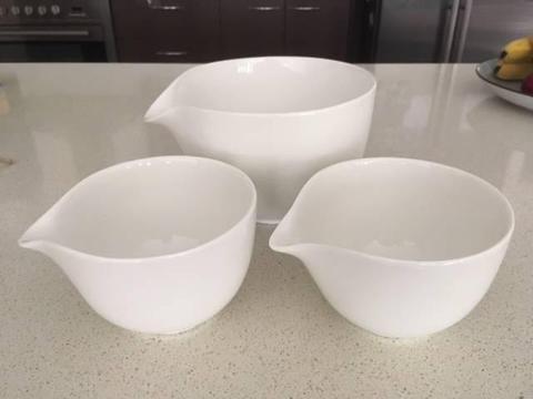 Maxwell Williams 3 bowl set with pouring lip - Brand New
