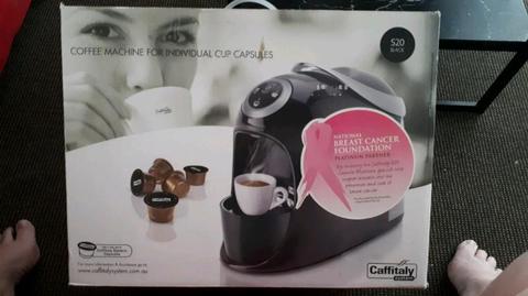 Coffee machine for individual cup capsules