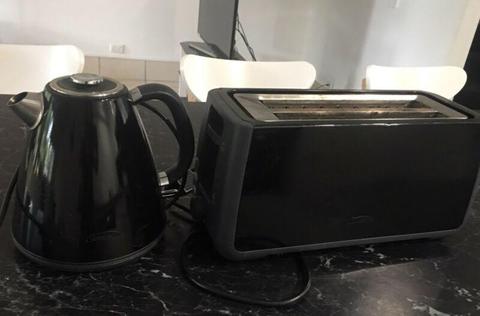 Sunbeam kettle and 4 slice toaster