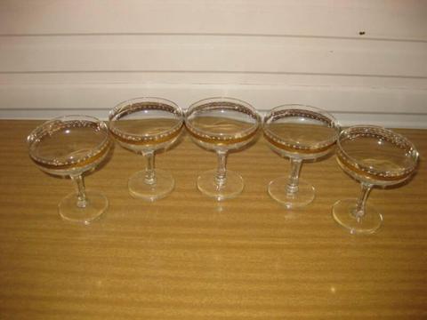 Vintage/Retro 5x Saucer Champagne Glasses Gold Trim