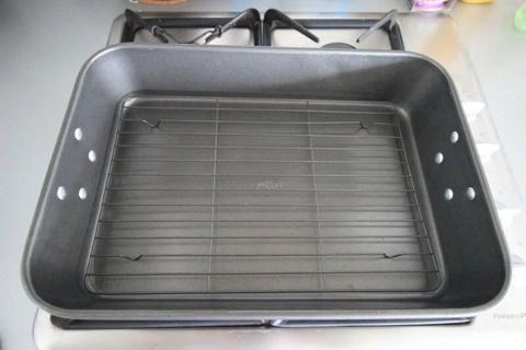 Bakeware and other baking tins