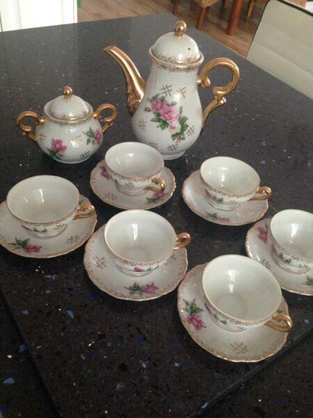 Fine China teapot sugar pot 6 cups & Saucers