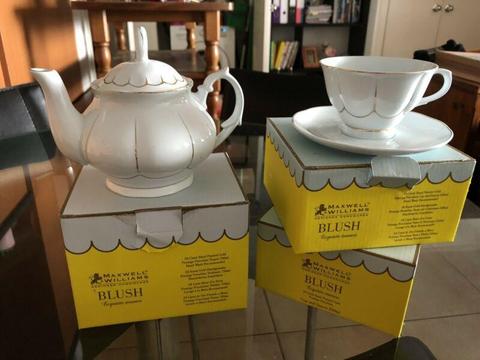 Maxwell and Williams tea pot and cup set