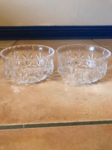 Set of 2 glass bowls