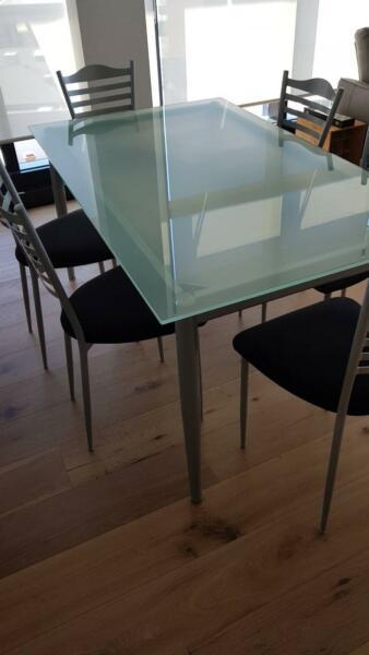Dining/Kitchen Table & 6 chairs -like new