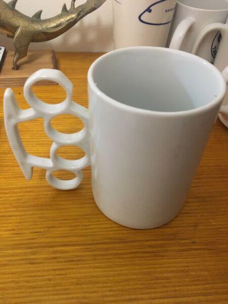Knuckle duster mug XL