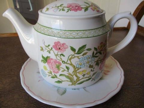 Vintage SADLER teapot & Royal Doulton Matching Plate