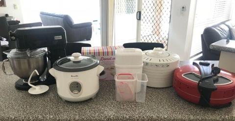 Assorted kitchen appliances