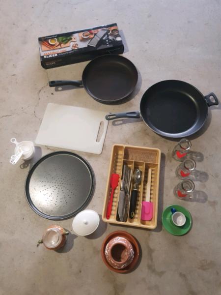 Variety of kitchen items (price for the lot)