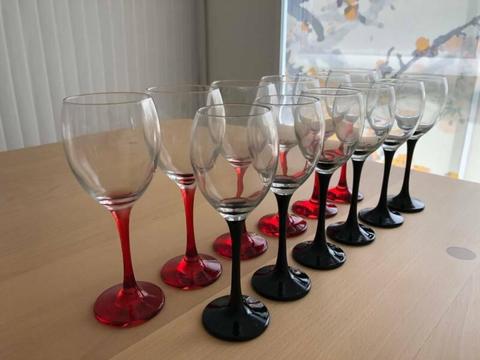 1 DOZEN WINE GLASSES - 6 FOR RED AND 6 FOR WHITE