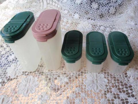 TUPPERWARE 5 SPICE CONTAINERS 2 LARGE & 3 SMALL GREEN & PINK LIDS