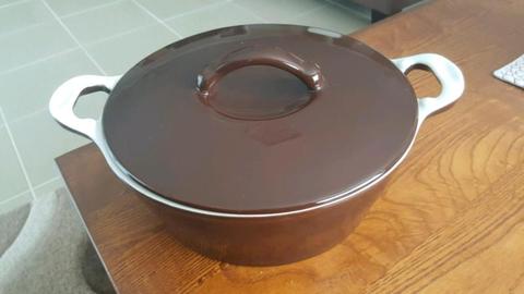 Generous 2.5lt size Anchor casserole dish with lid