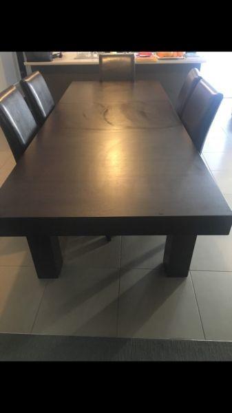 EXTENDABLE WOODEN DINING TABLE