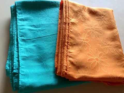 2 BRIGHT COLOURED FLOWER EMBOSSED PATTERNED TABLE CLOTHS