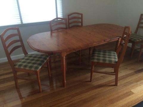 Table and 6 chairs extendable