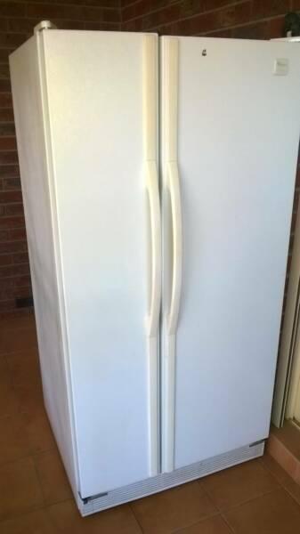 WHIRLPOOL SIDE BY SIDE FRIDGE 615L (GOOD CONDITION)